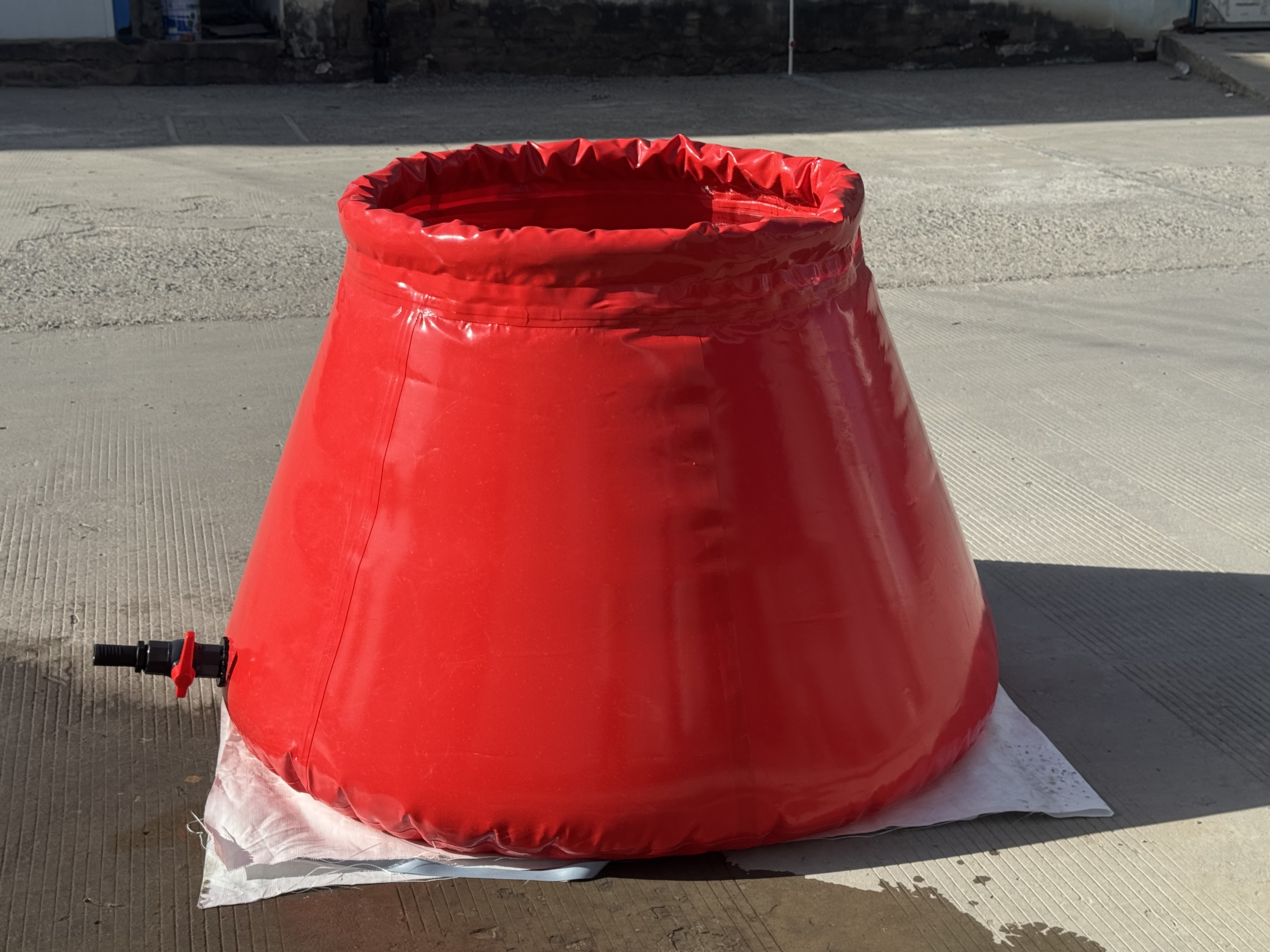 最新の会社の事例について アフリカにおける柔軟な貯水：PVC玉ねぎ型ブラダータンクの実践的ケーススタディ